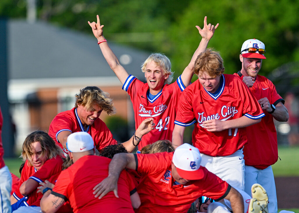 Grove City celebrates baseball win