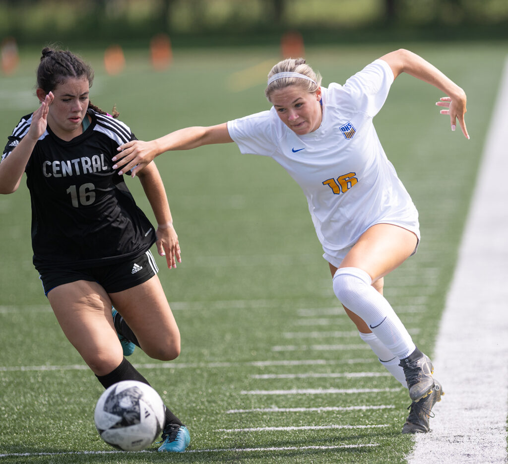 Olentangy's Reagan Ross dribble soccer ball