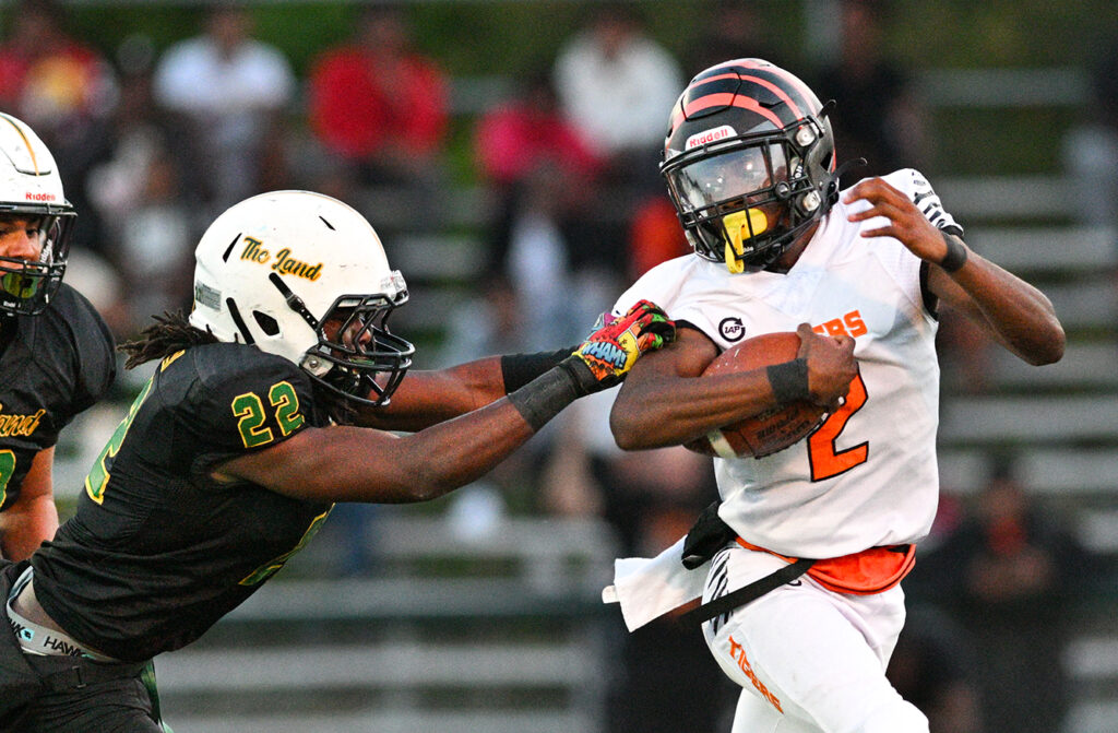 Columbus East's Taizaun Burns runs football