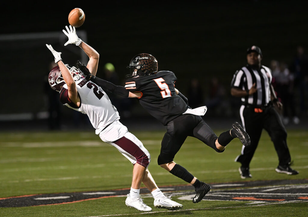 Canal Winchester's Karson Martino catches pass