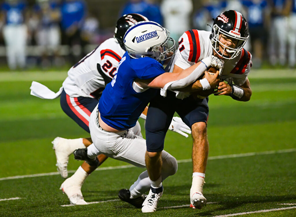 Grove City’s Matthew Papas runs the football