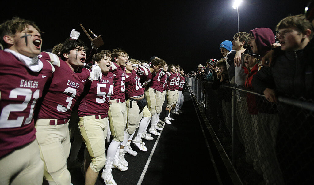 Watterson football team edges Bellefontaine for regional title