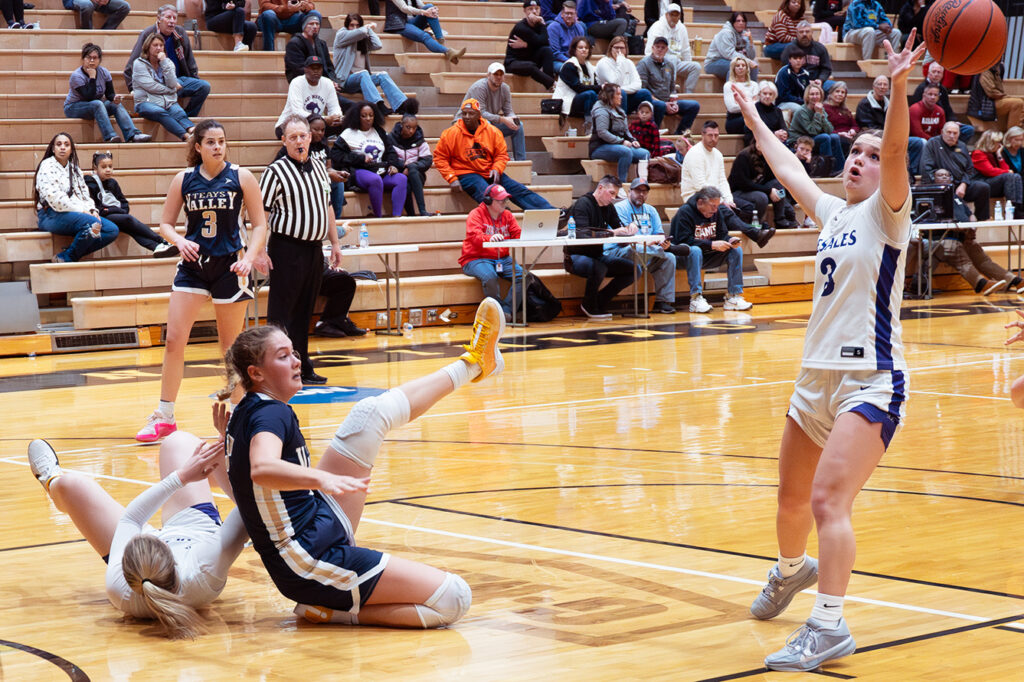 Teays Valley's Kennedy Younkin scrambles for loose ball