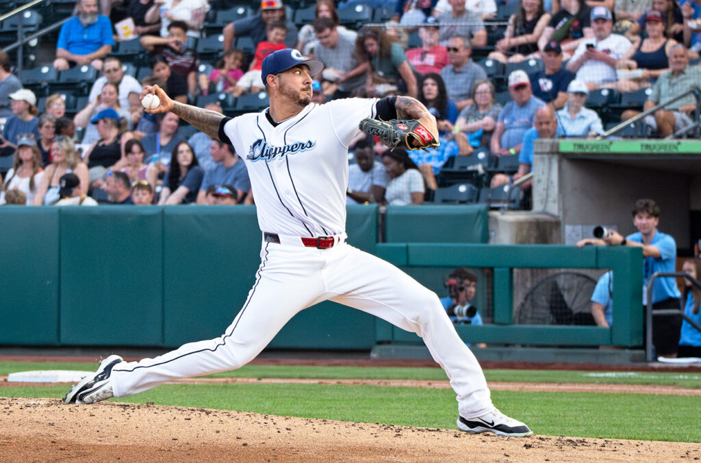 Clippers Vince Velasquez pitches