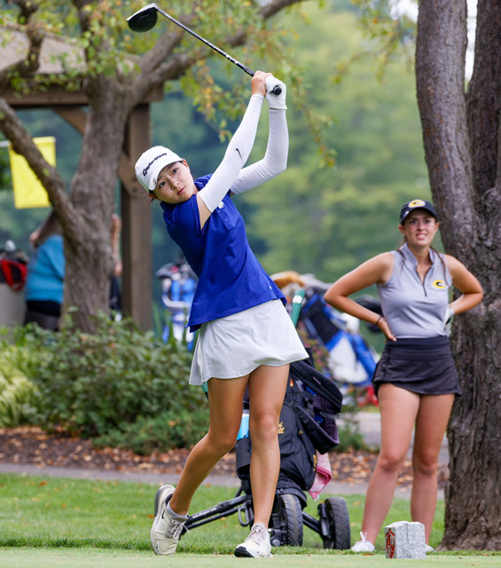 Olentangy's Meadow Tian watches golf shot