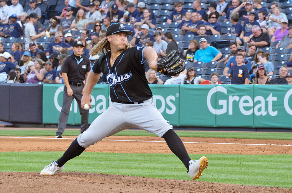 Clippers Aaron Davenport pitches