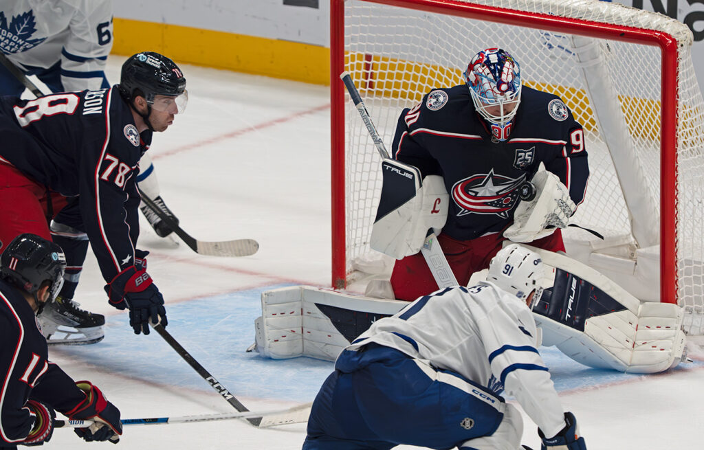 CBJ Elvis Merzlikins makes save