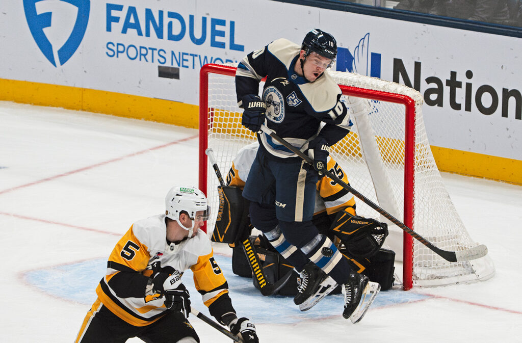 CBJ Dmitri Voronkov on toes in crease