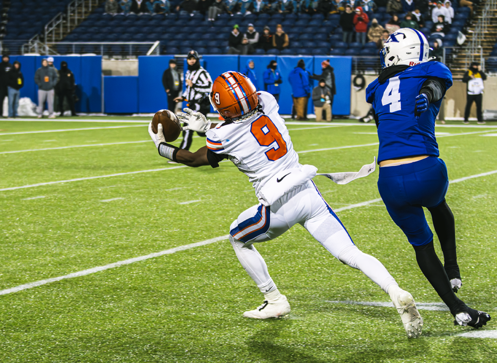 Orange's MC Walker catches pass