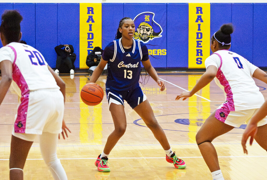 Pickerington Central's Deyon Smith dribbling