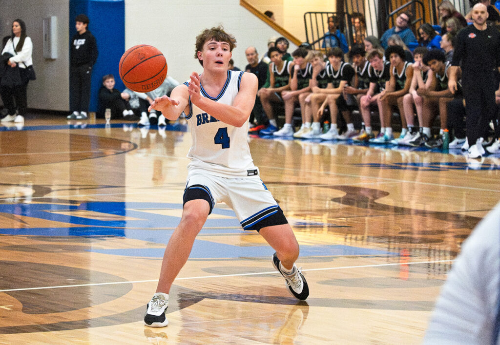 Hilliard Bradley's Anderson Felix passes