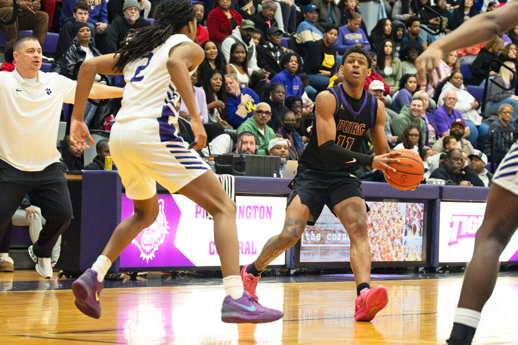 Reynoldsburg's Xavier McKinney looks to pass