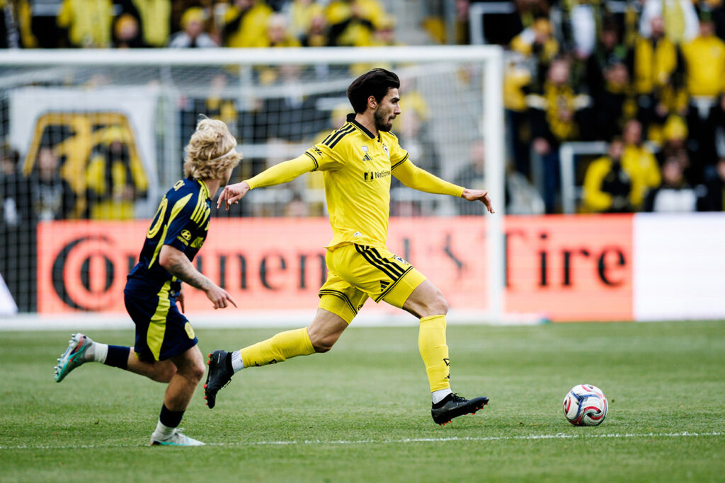 Crew's Andre Gomes attacks