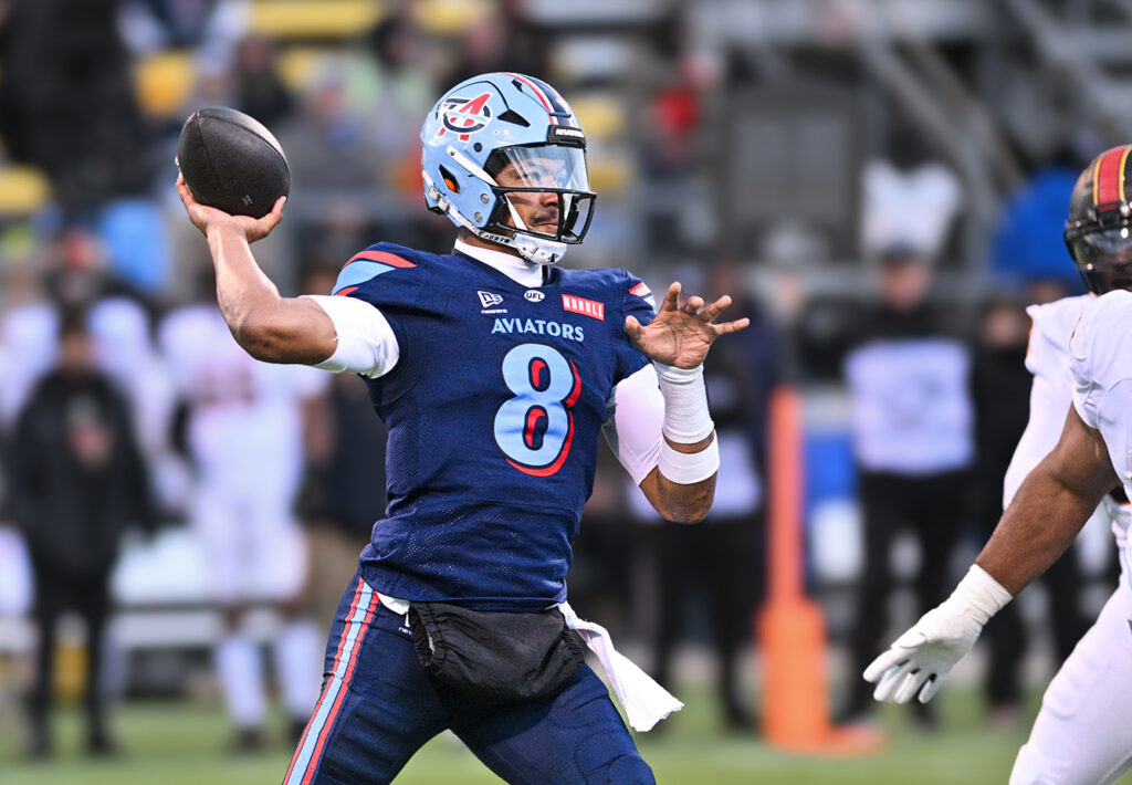 Aviators QB Jalan McClendon passes