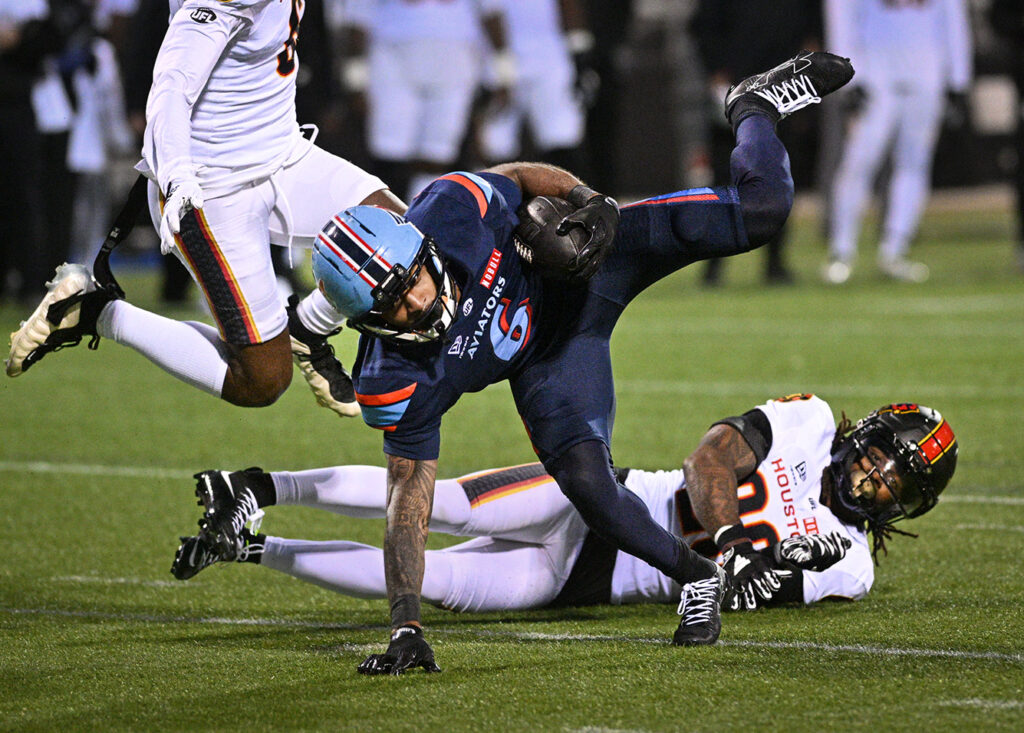 Aviators Antwane Wells scores