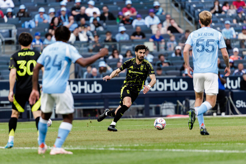 Crew's Andre Gomes attacks