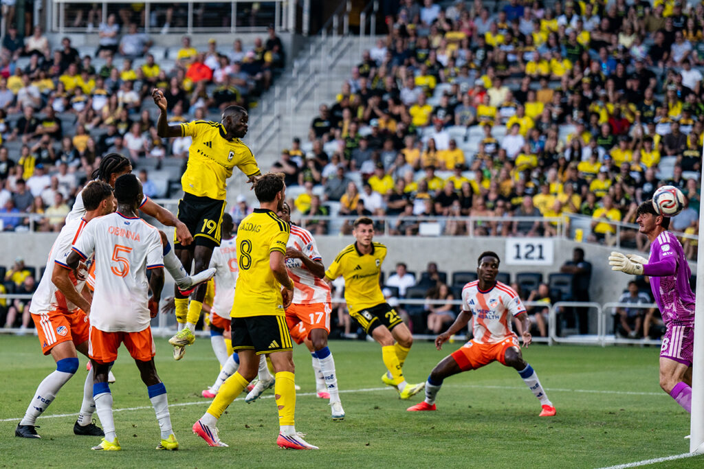 Crew Jamal Thiaré header for goal