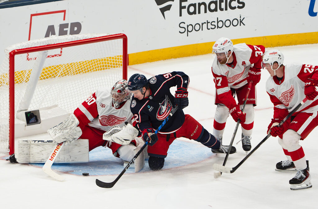 CBJ Jack Williams shoots at Detroit's net