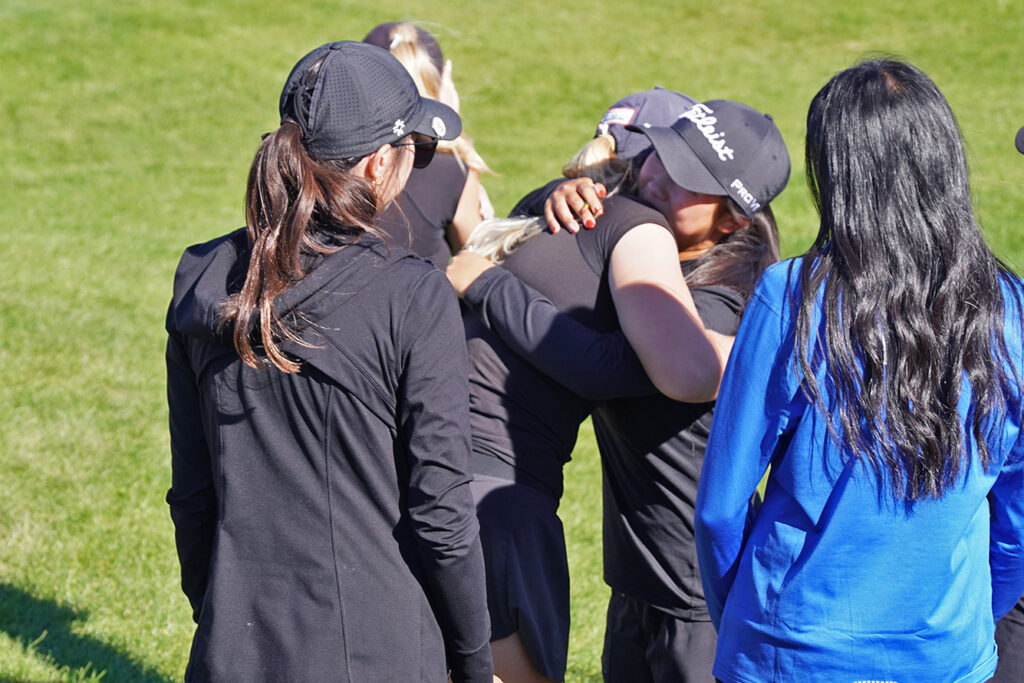 Olentangy's Jodie Han hugs teammates