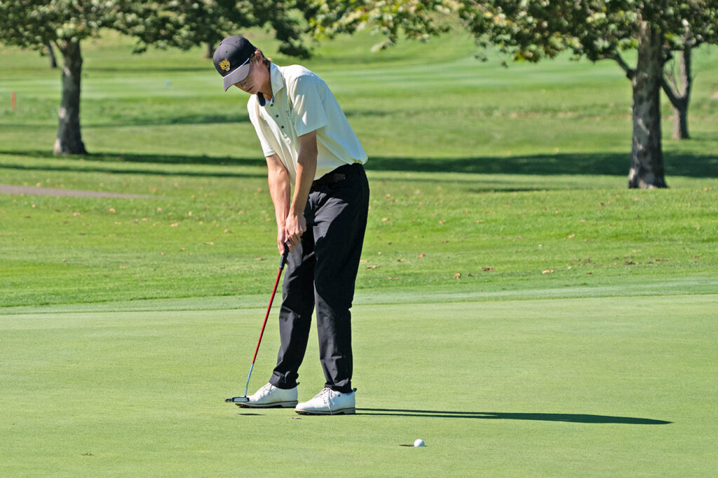 Upper Arlington's Rocco Humphreys makes putt